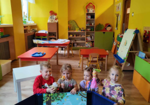 Dzieci biorą udział w teatrzyku kukiełkowym