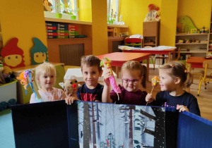 Dzieci biorą udział w teatrzyku kukiełkowym