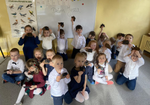 Dzieci pozują do zdjęcia grupowego