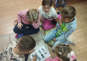 Dzieci wykonują ostatnie zadanie, uzupełniają brakującymi literami nazwy zwierząt.
