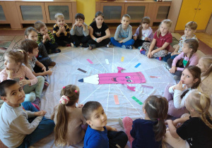 dzieci pozują do zdjęcia grupowego