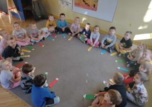 dzieci pozują do zdjęcia grupowego