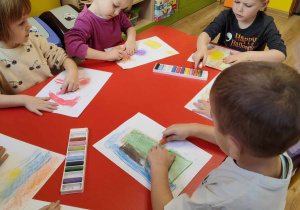 dzieci wykonują pracę plastyczną