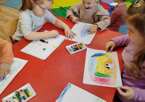 dzieci wykonują pracę plastyczną