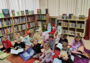 dzieci oglądają książki
