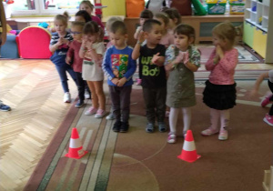 dzieci wykonują zabawy ruchowe przygotowane przez mamy z grupy żółtej