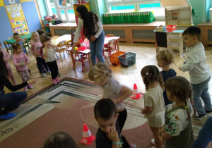 dzieci wykonują zabawy ruchowe przygotowane przez mamy z grupy żółtej