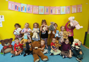 dzieci pozują do zdjęcia wraz ze swoimi misiami