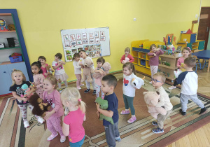 dzieci tańczą ze swoimi misiami