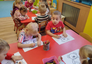 dzieci kolorują obrazki