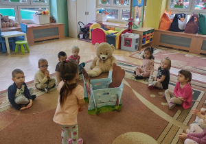 dzieci rzucają piłki do misiowego pudełka