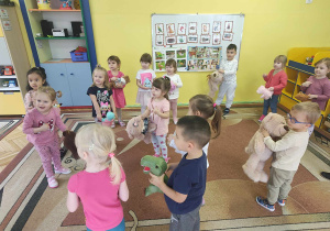 dzieci tańczą ze swoimi misiami