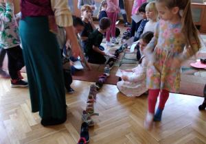 dzieci układają buty