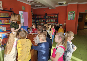 Dzieci słuchają Pani bibliotekarki.