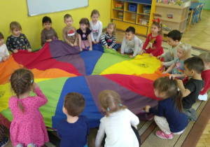Dzieci bawią się prezentami od Mikołaja