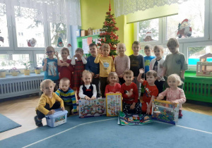 Zdjęcie grupowe z prezentami od Mikołaja
