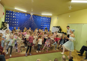 dziewczynki tańczą balet