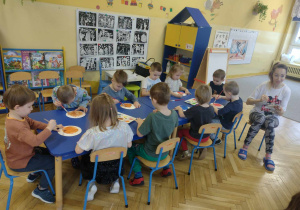 Dzieci wykonują indywidualnie pracę plastyczną "Kotek"