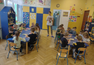Dzieci wykonują indywidualnie pracę plastyczną "Kotek"