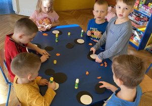 Dzieci tworzą pingwiny techniką origami