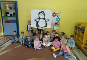 dzieci prezentują swoją prace