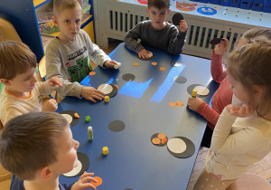 Dzieci tworzą pingwiny techniką origami