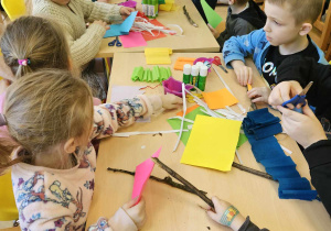 Dzieci wykonują pracę plastyczną