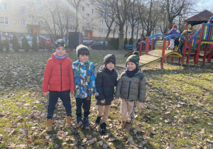 Chłopcy pozują do zdjęcia