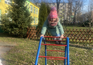 Dziewczynka wspina się na drabince