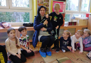 dzieci siedzą w kole - mama Natana trzyma kota na kolanach