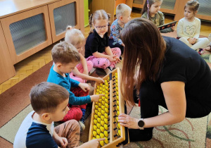 dzieci poruszają się zgodnie z liczbą krążków na liczydle