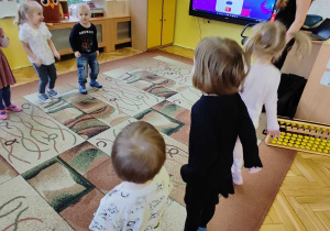 dzieci poruszają się zgodnie z liczbą krążków na liczydle