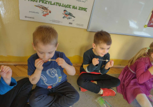 Dzieci biorą udział w ćwiczeniach warg