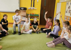 Dzieci podnoszą ręce do odpowiedzi