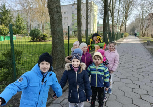 dzieci spacerują, w ręku trzymają Marzannę