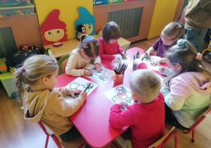 Sześcioro dzieci koloruje kolorowanki - kwiaty