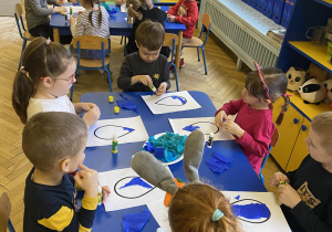 Dzieci wykonują pracę plastyczną „kropelka wody„