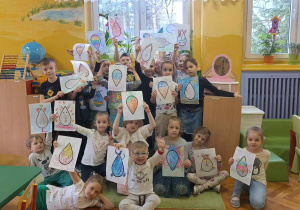 dzieci z grupy niebieskiej prezentują swoje prace
