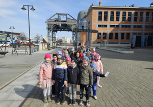 Grupa dzieci przed wejściem do planetarium
