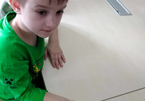 Szymon trzyma meteoryt.