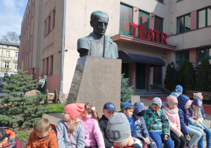 Dzieci pod pomnikiem Juliana Tuwima.