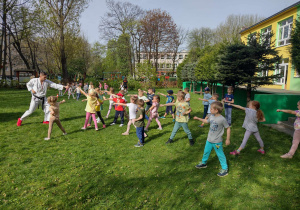 Dzieci ćwiczą elementy ruchów w karate
