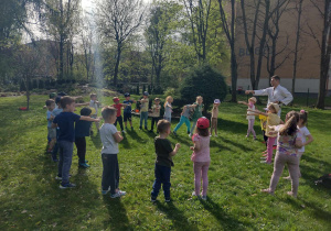 Dzieci ćwiczą elementy ruchów w karate