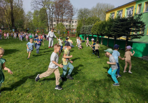 Dzieci bawią się w "Berka policjanta"