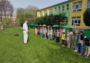 Dzieci ustawiły się do zbiórki