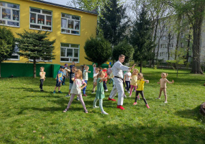 Dzieci ćwiczą elementy ruchów w karate