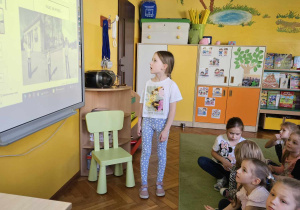 Hania pokazuje zdjęcia z wycieczki do Warszawy