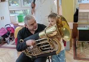 Szymon gra na instrumencie dętym