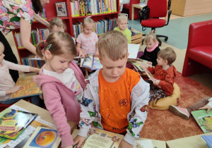 dzieci oglądają książki