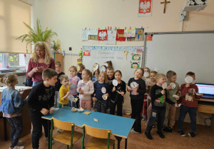 Dzieci prezentują swoje prace.